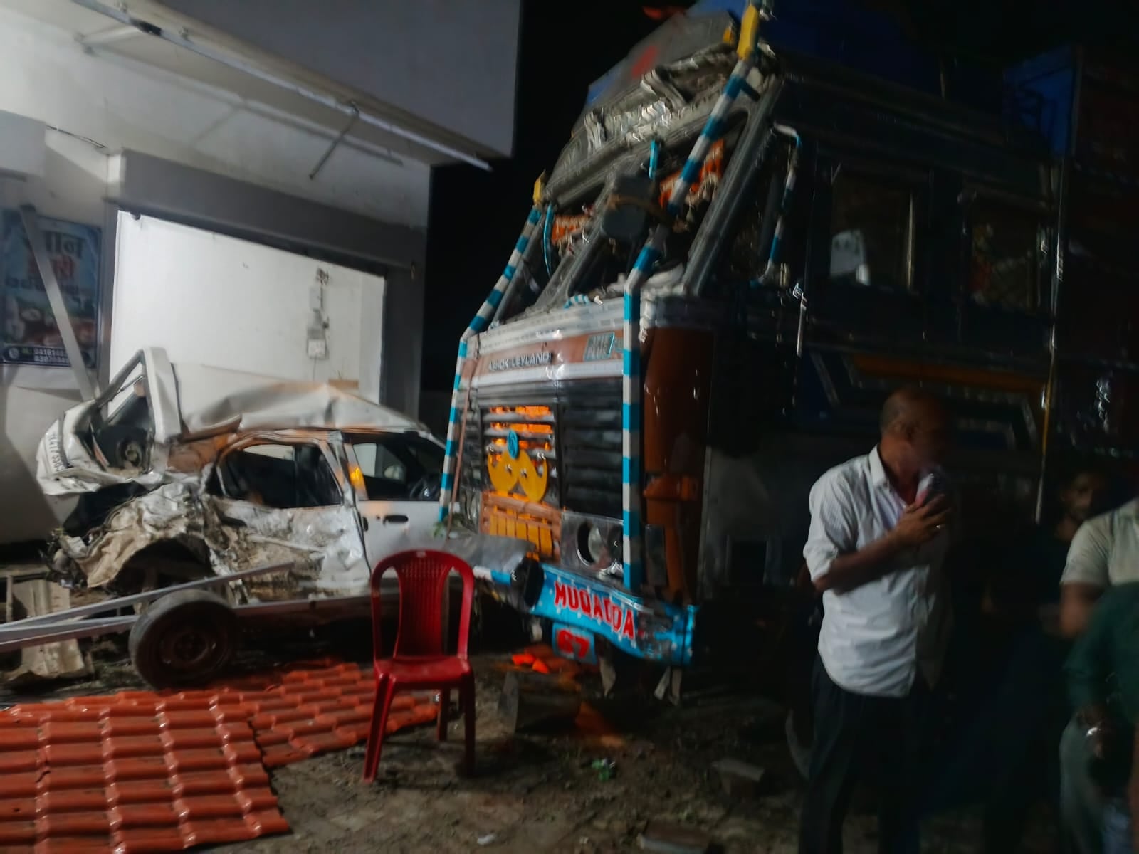 कालाआम्ब मार्ग पर ट्रक की टक्कर के बाद मौके पर लगी लोगों की भीड़। ग्रामीण कालाआम्ब मार्ग पर ट्रक की टक्कर के बाद मौके पर लगी लोगों की भीड़। ग्रामीण