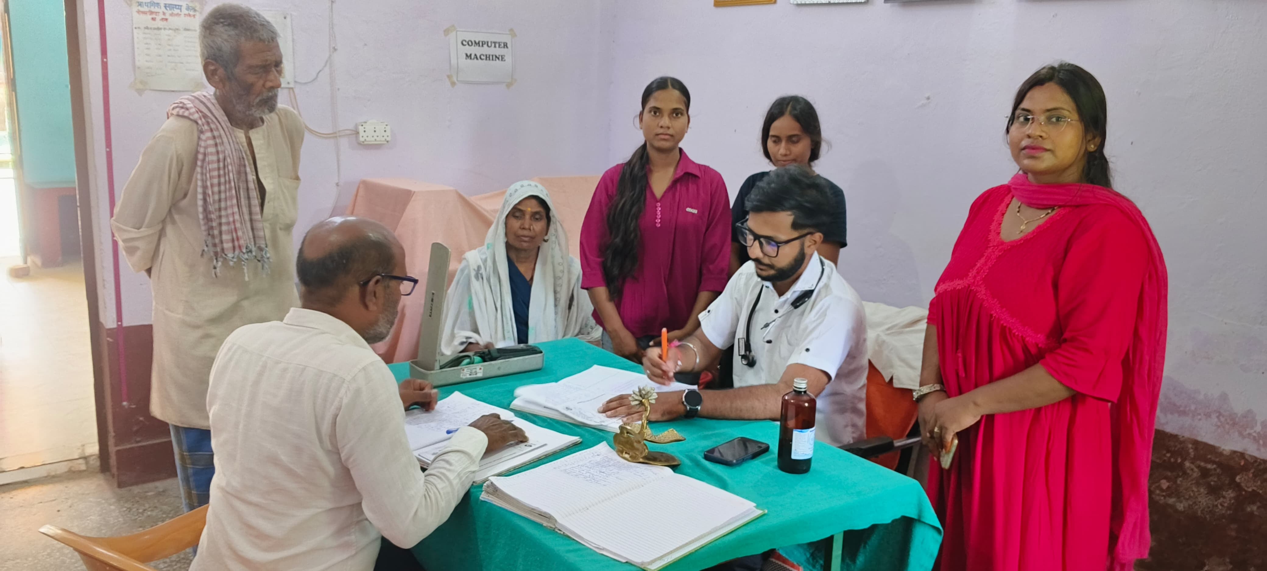 करमैनी स्थित प्राथमिक स्वास्थ्य केंद्र पर मरीज की जांच करते डॉ संजय कुमार।संवाद