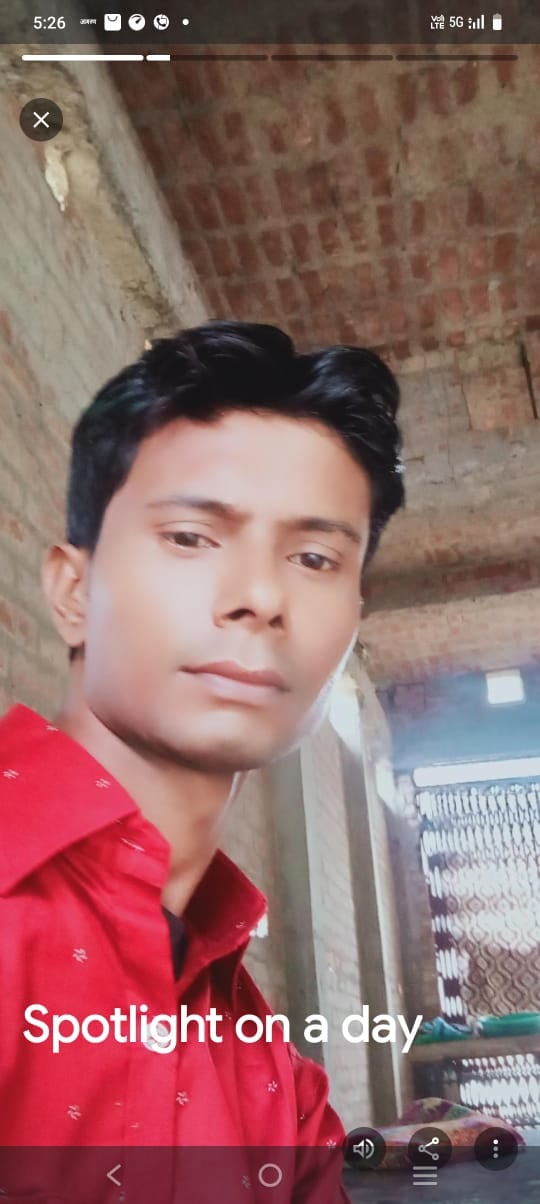 करंट की चपेट में आकर रिक्शा चालक की मौत होने के बाद गमजदा परिजन। संवाद करंट की चपेट में आकर रिक्शा चालक की मौत होने के बाद गमजदा परिजन। संवाद