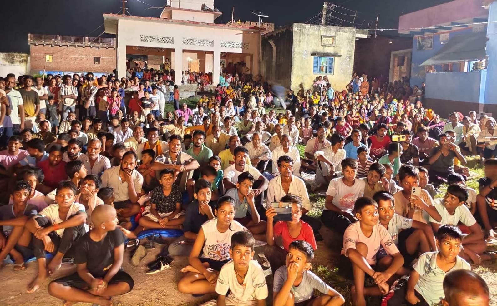 कंदवा के कंजेहरा में रामलीला में भगवान राम का आरती उतारते भाजपा विधायक सुशील सिंह। संवाद कंदवा के कंजेहरा में रामलीला में भगवान राम का आरती उतारते भाजपा विधायक सुशील सिंह। संवाद