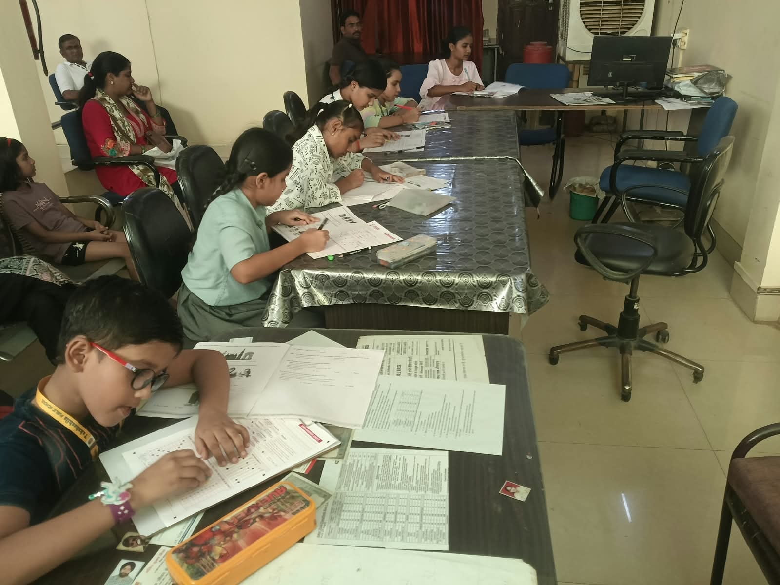 लीड कॉन्वेंट स्कूल में परीक्षा देते बच्चे। संवाद लीड कॉन्वेंट स्कूल में परीक्षा देते बच्चे। संवाद