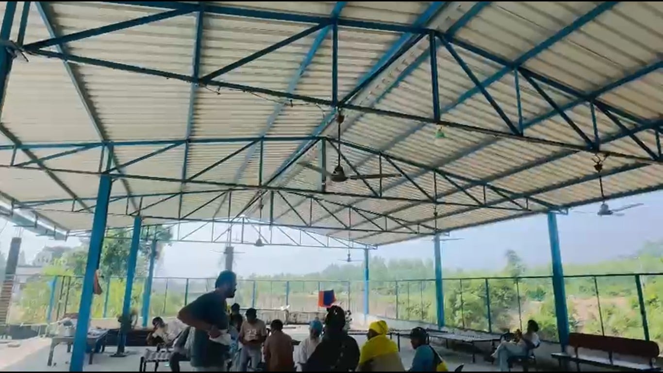 लोहगढ़ गुरुद्वारा साहिब में बिजली आपूर्ति के लिए लगाया गया ट्रांसफार्मर। संवाद लोहगढ़ गुरुद्वारा साहिब में बिजली आपूर्ति के लिए लगाया गया ट्रांसफार्मर। संवाद