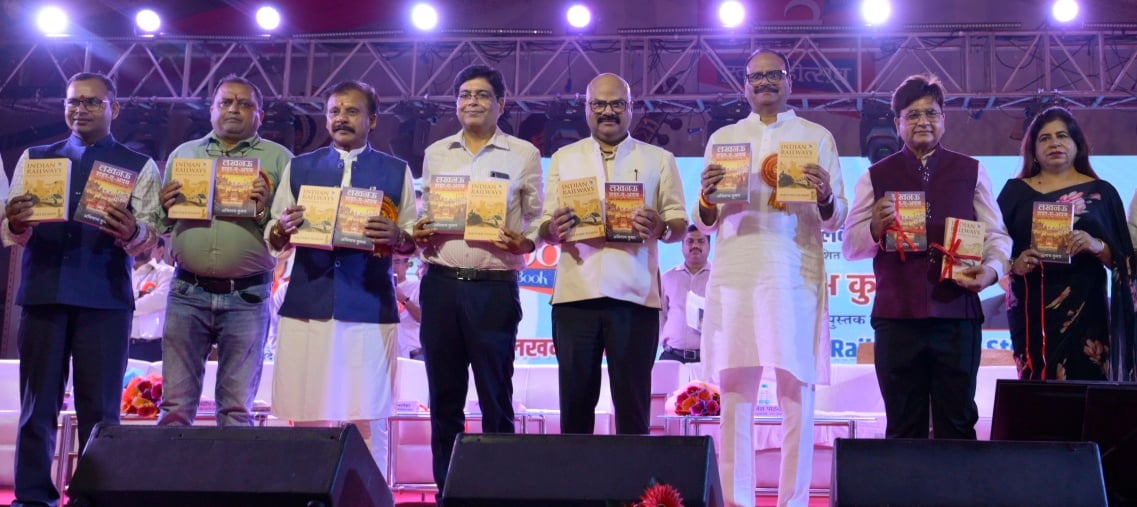 लखनऊ विश्वविद्यालय परिसर में आयोजित गोमती पुस्तक महोत्सव में किताबें देखते लोग।