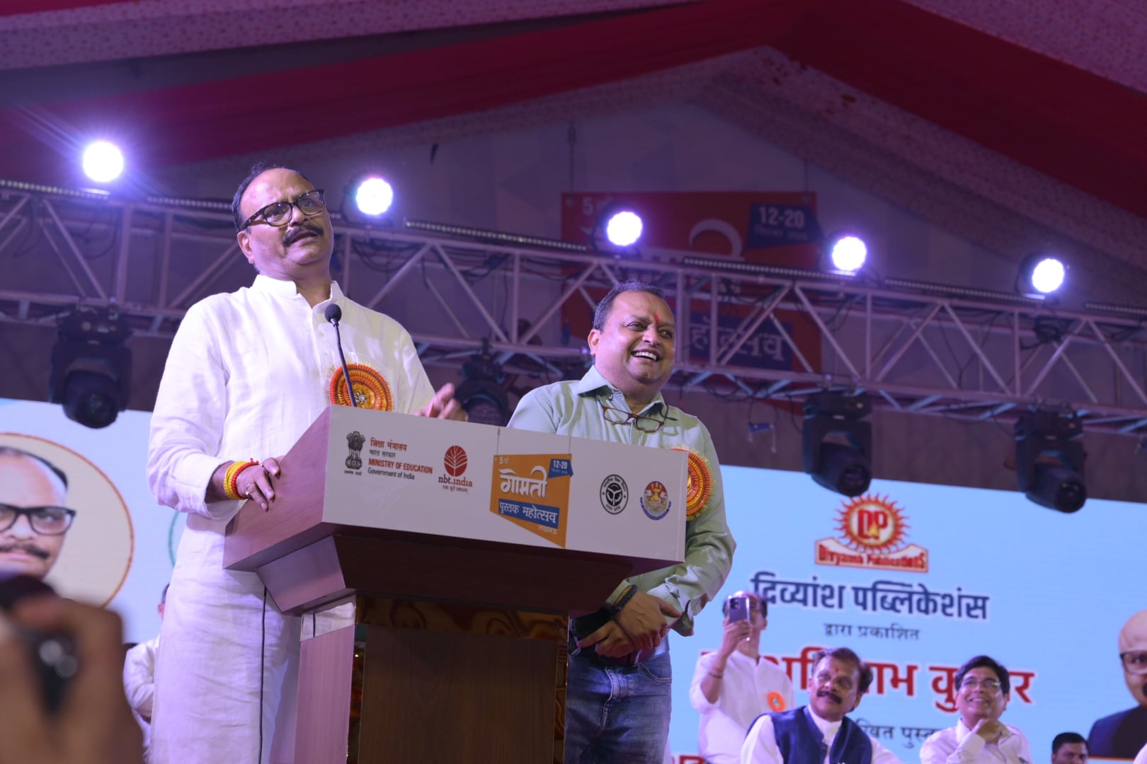 लखनऊ विश्वविद्यालय परिसर में आयोजित गोमती पुस्तक महोत्सव में किताबें देखते लोग।
