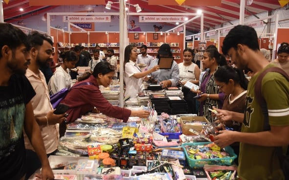 लखनऊ विश्वविद्यालय परिसर में आयोजित गोमती पुस्तक महोत्सव में किताबें देखते लोग।