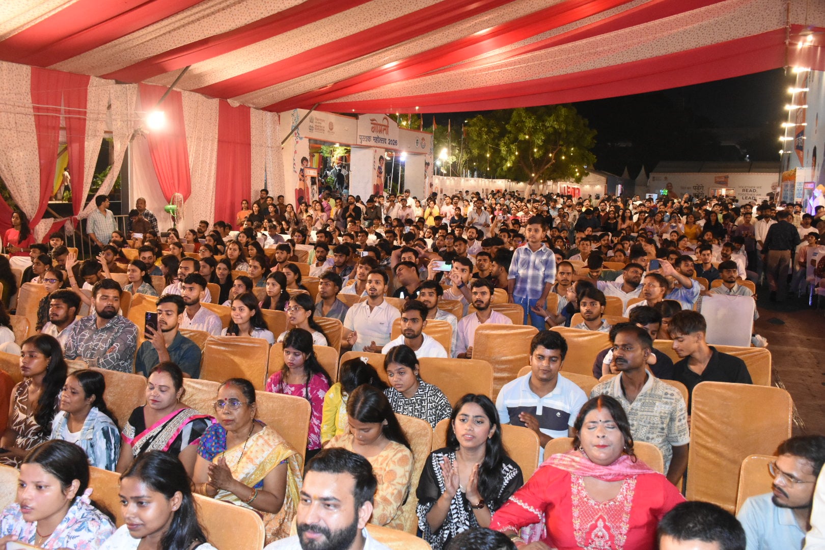 लखनऊ विश्वविद्यालय परिसर में आयोजित गोमती पुस्तक महोत्सव में किताबें देखते लोग।