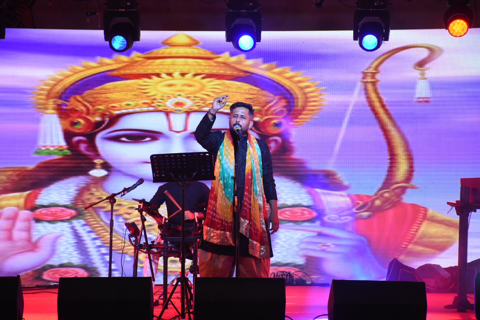 लखनऊ विश्वविद्यालय परिसर में आयोजित गोमती पुस्तक महोत्सव में किताबें देखते लोग।