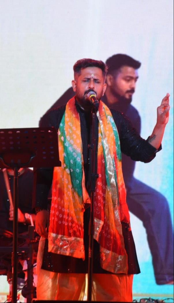 लखनऊ विश्वविद्यालय परिसर में आयोजित गोमती पुस्तक महोत्सव में किताबें देखते लोग।