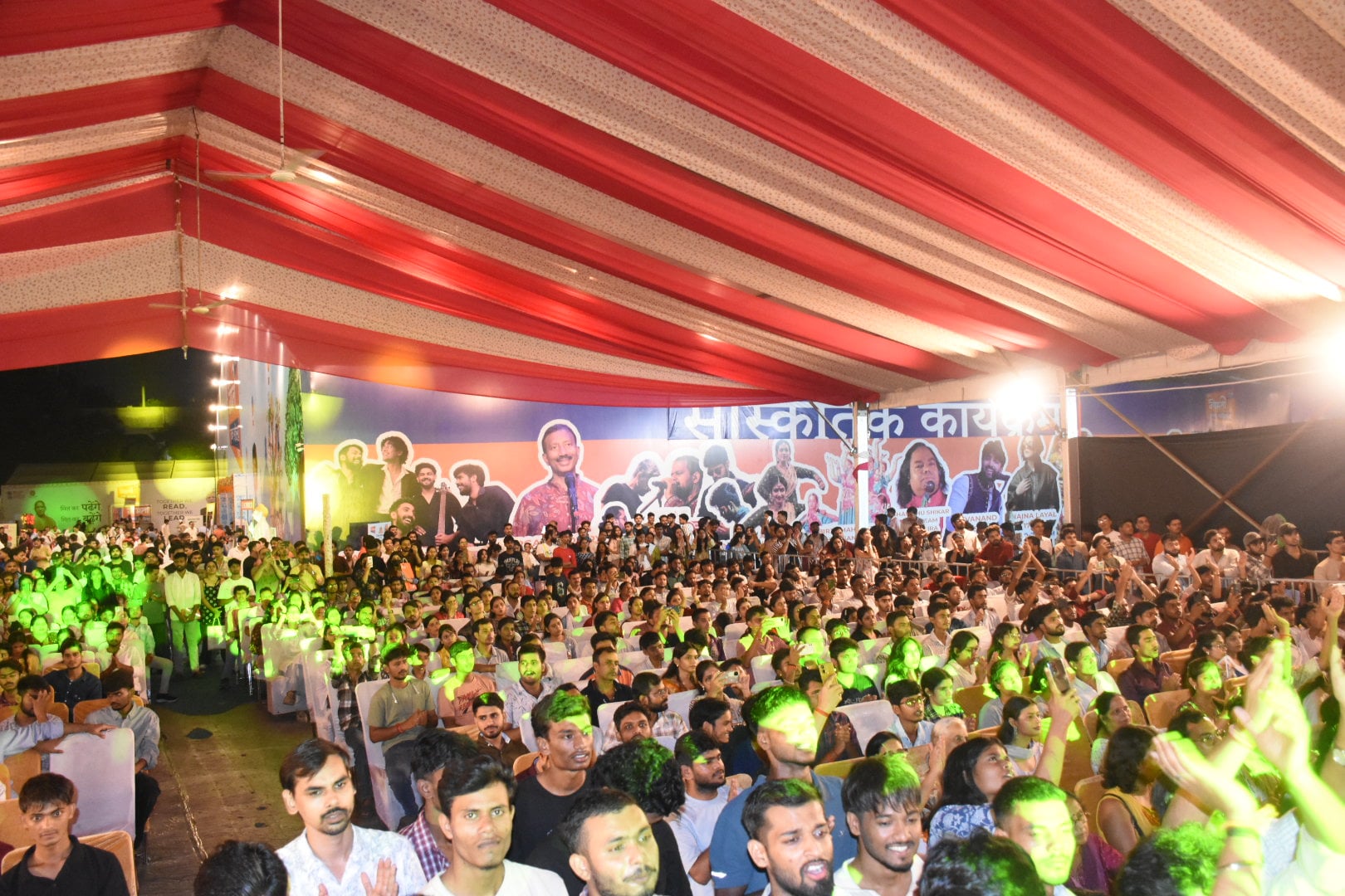 लखनऊ विश्वविद्यालय परिसर में आयोजित गोमती पुस्तक महोत्सव में किताबें देखते लोग।