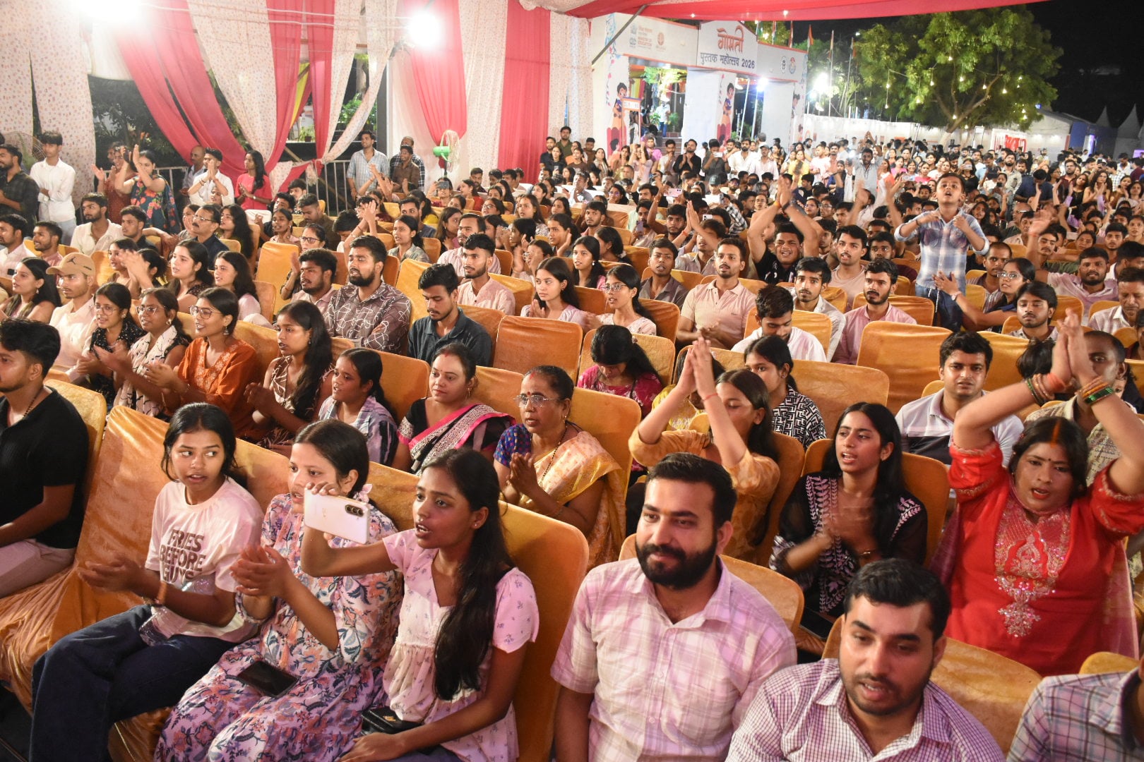 लखनऊ विश्वविद्यालय परिसर में आयोजित गोमती पुस्तक महोत्सव में किताबें देखते लोग।