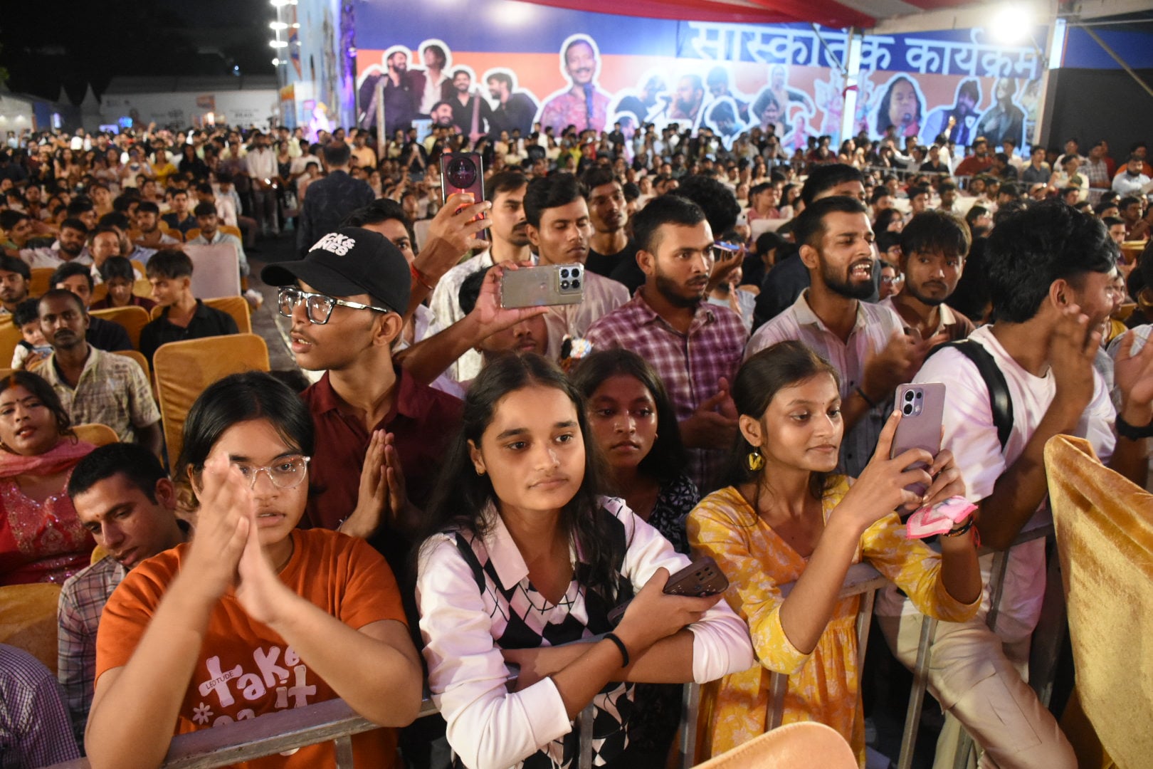 लखनऊ विश्वविद्यालय परिसर में आयोजित गोमती पुस्तक महोत्सव में किताबें देखते लोग।