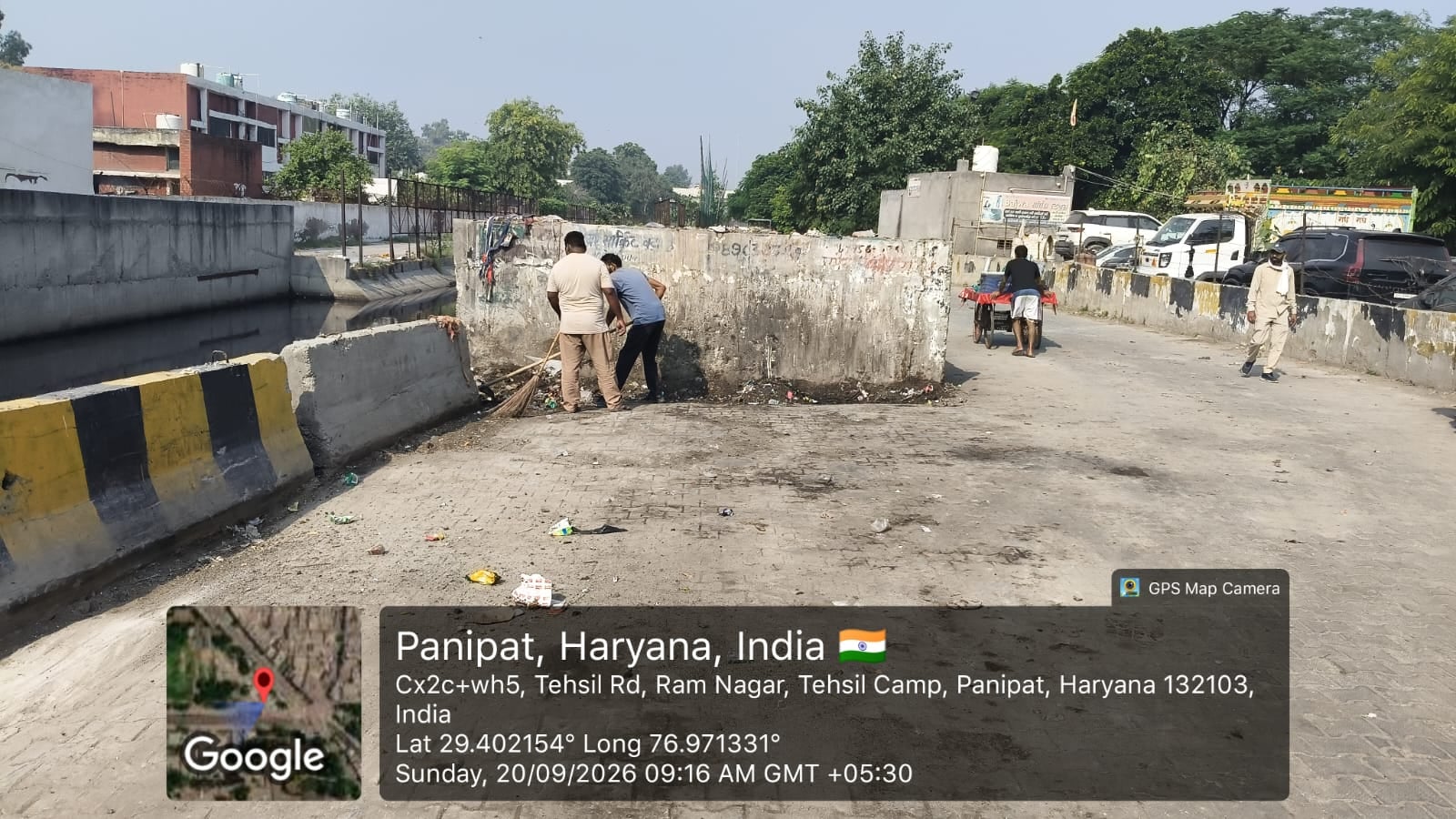 लोधी पार्क के नजदीक कूड़ा उठाते भाजपा प्रदेशाध्यक्ष डॉ. अर्चना गुप्ता और मेयर कोमल सैनी। स्रोत 