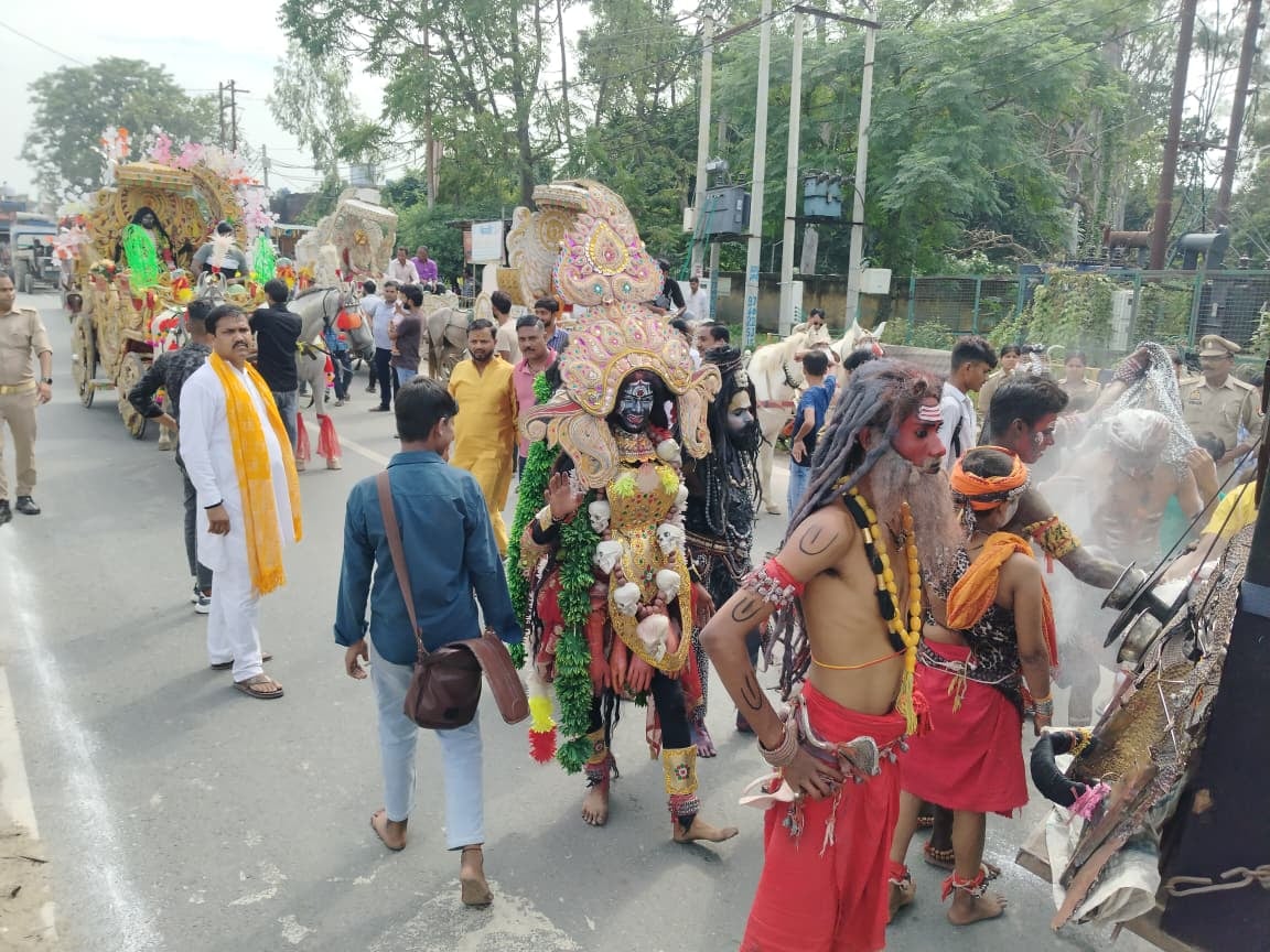 मिर्जापुर में भगवान गजानन की विसर्जन यात्रा निकालते श्रद्धालु। संवाद मिर्जापुर में भगवान गजानन की विसर्जन यात्रा निकालते श्रद्धालु। संवाद