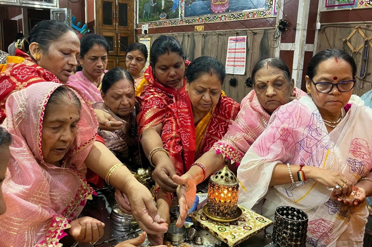 मेरठ..कंवलजीत..दस लक्षण पर्व पर फूलबाग कालोनी स्थित जैन मंदिर में पूजा अर्चना करते जैन समाज के 