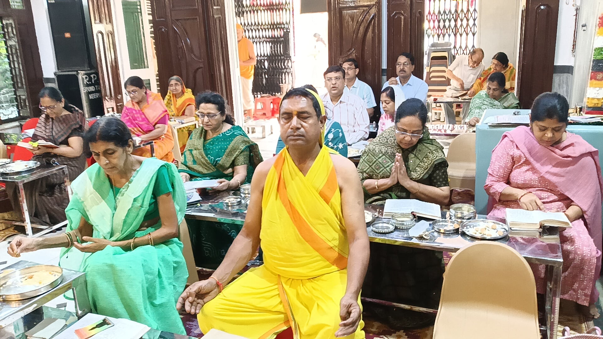 मेरठ..कंवलजीत..दस लक्षण पर्व पर फूलबाग कालोनी स्थित जैन मंदिर में पूजा अर्चना करते जैन समाज के 