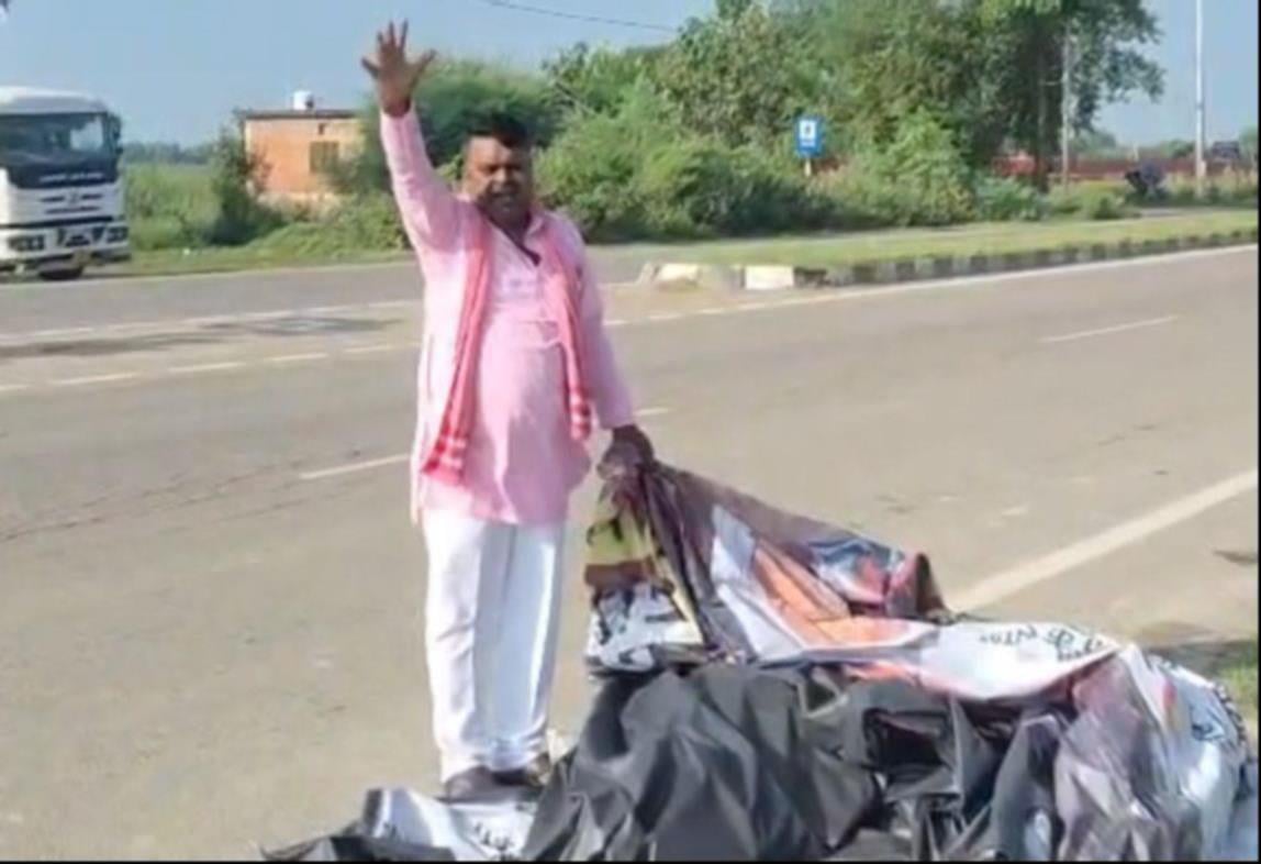 माधवपुर के पास विवादित पोस्टर फाड़ते सपा नेता लालचंद गौतम व नगर कोतवाली में तहरीर देते सपाई। सं माधवपुर के पास विवादित पोस्टर फाड़ते सपा नेता लालचंद गौतम व नगर कोतवाली में तहरीर देते सपाई। सं