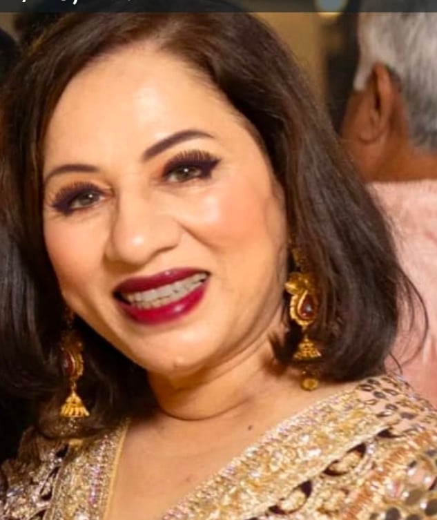 नोएडा सेक्टर 112 ग्रीन बेल्ट की टूटी रेलिंग।