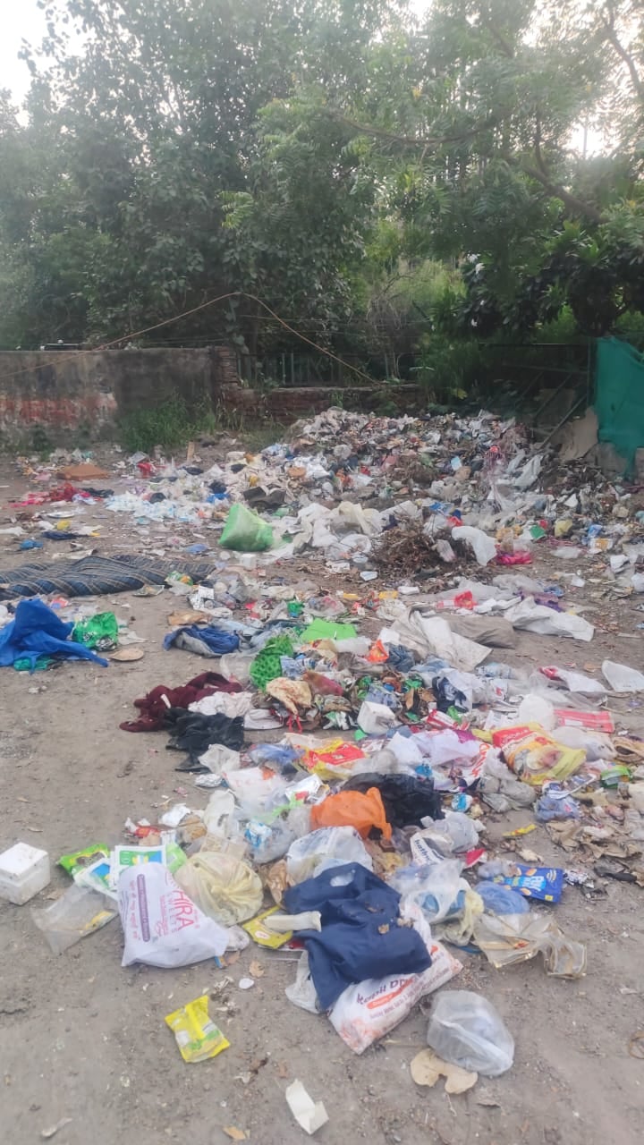 नोएडा सेक्टर 112 ग्रीन बेल्ट की टूटी रेलिंग।