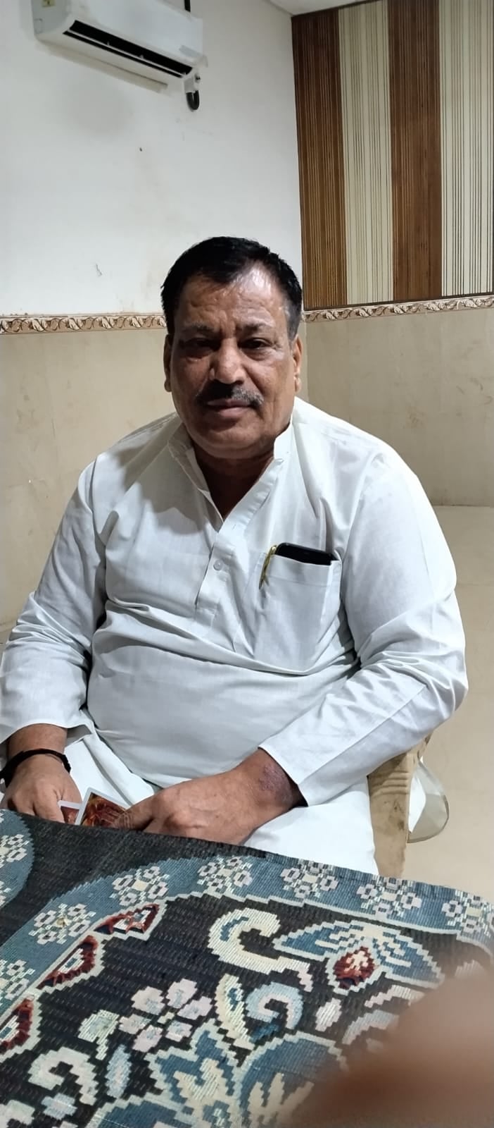 नोएडा सेक्टर 112 ग्रीन बेल्ट की टूटी रेलिंग।