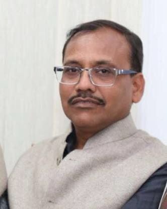 नोएडा सेक्टर 112 ग्रीन बेल्ट की टूटी रेलिंग।