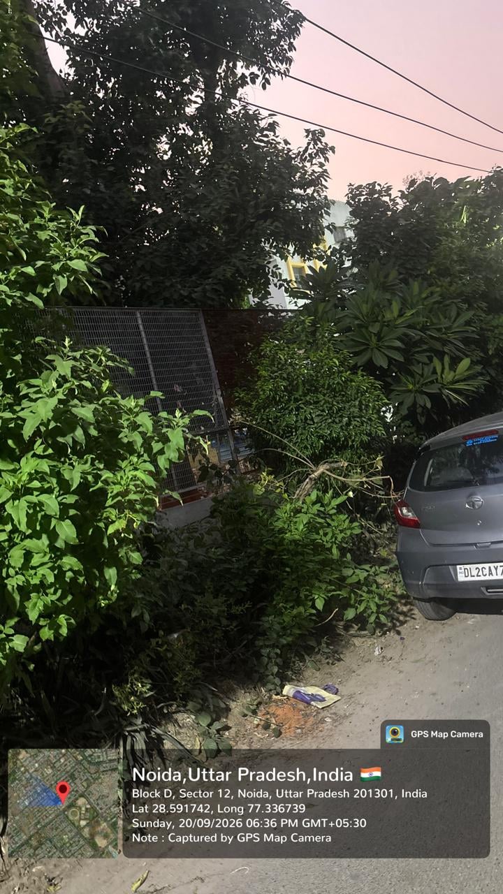 नोएडा सेक्टर 112 ग्रीन बेल्ट की टूटी रेलिंग।