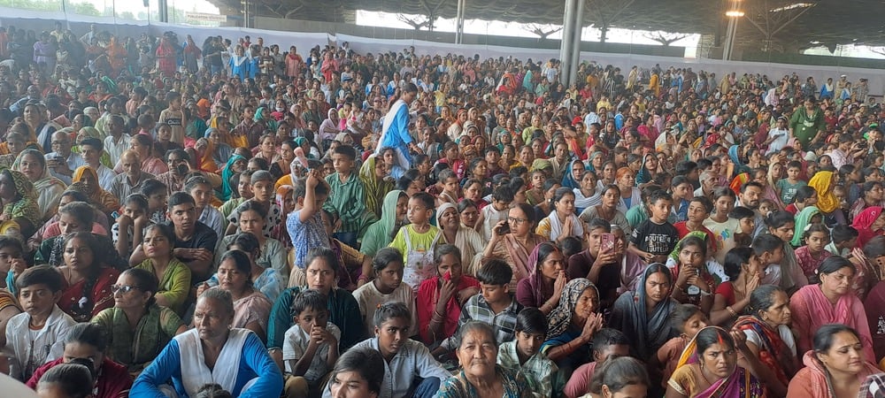 निरंकारी आध्यात्मिक स्थल पर कस्सी चलाकर सेवा कार्य शुरू करते राजपिता रमित। संवाद