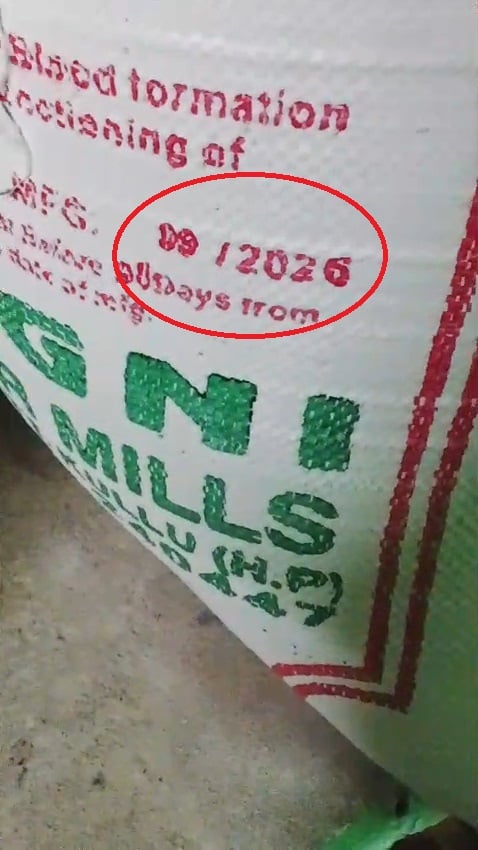 पांगी में सरकारी आटे की बोरी में रेंगत हुए कीड़े। स्त्रोत, जागरूक पाठक