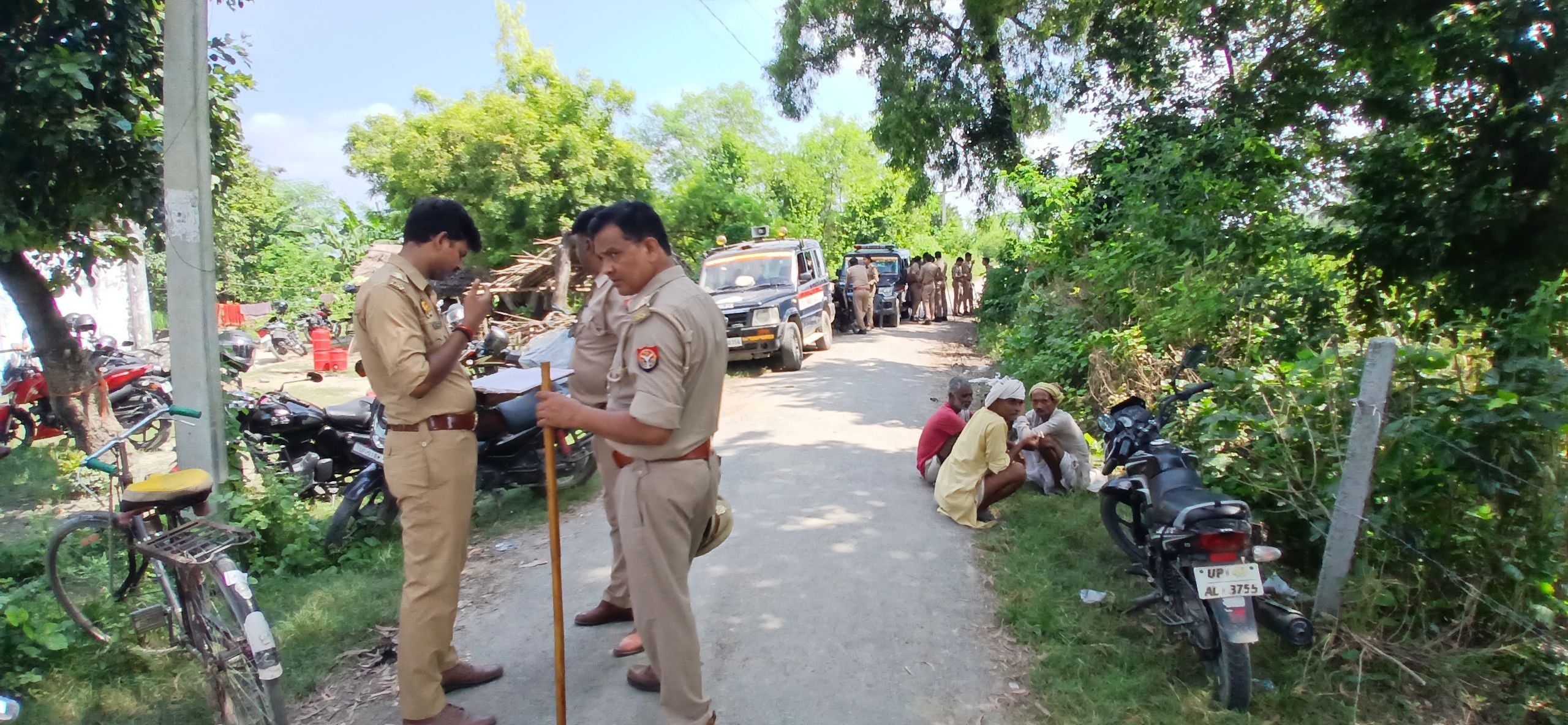प्रदीप की फाइल फोटो, बिलखते परिजन व प्रदर्शन करते सपाई। संवाद