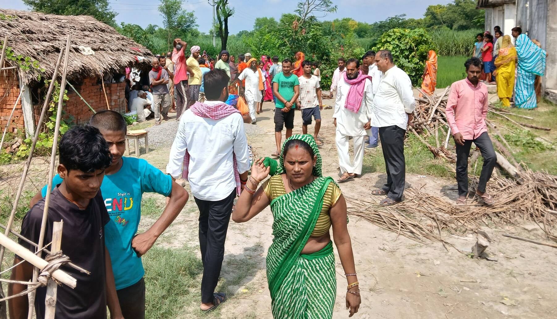 प्रदीप की फाइल फोटो, बिलखते परिजन व प्रदर्शन करते सपाई। संवाद