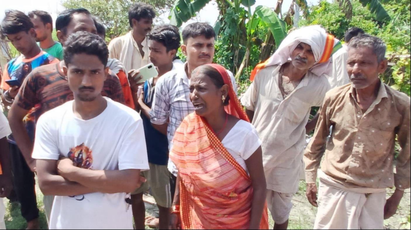 प्रदीप की फाइल फोटो, बिलखते परिजन व प्रदर्शन करते सपाई। संवाद