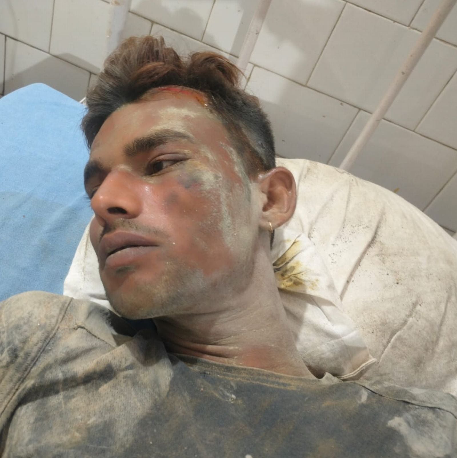 पोस्टमार्टम हाउस पर रोती मृतक अवनीश की मां। संवाद पोस्टमार्टम हाउस पर रोती मृतक अवनीश की मां। संवाद