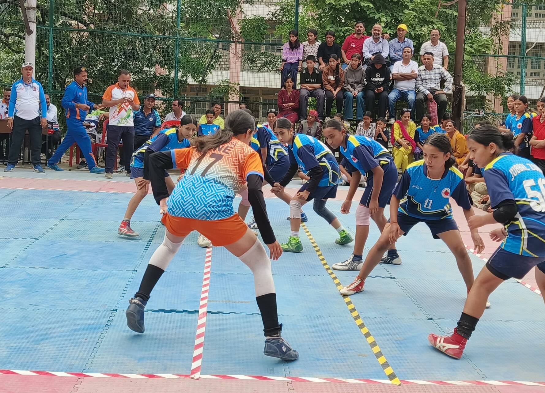 पदम छात्र स्कूल रामपुर में वॉलीबाल मुकाबले में दमखम दिखाती खिलाड़ी। संवाद पदम छात्र स्कूल रामपुर में वॉलीबाल मुकाबले में दमखम दिखाती खिलाड़ी। संवाद