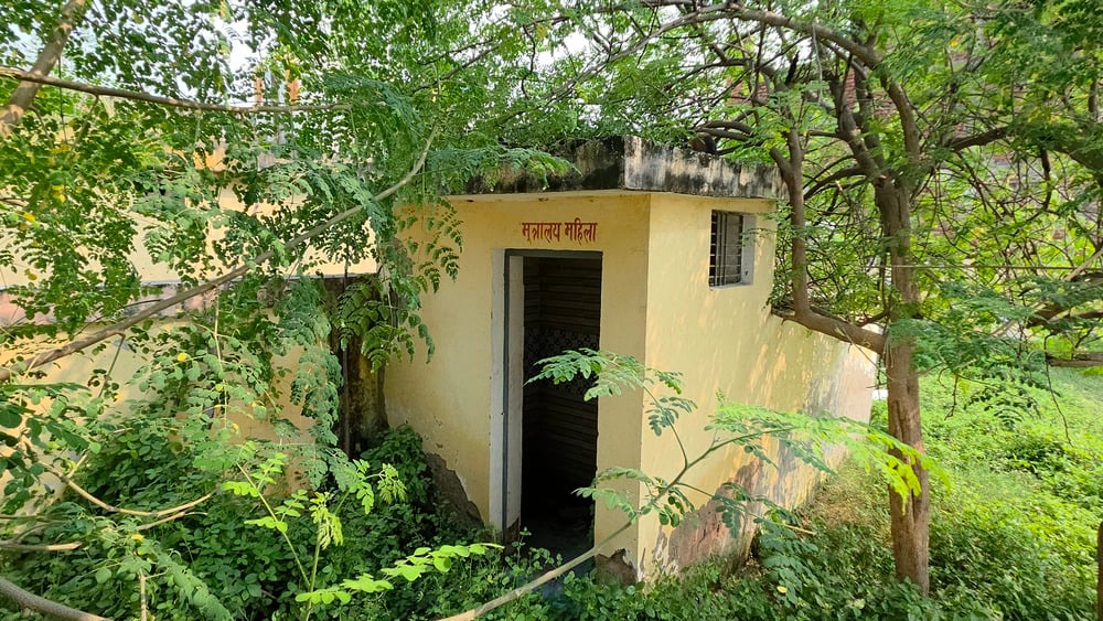 पड़ताल की खबर में...रोडवेज डिपो भवन की खिड़की का टूटा शीशा।संवाद पड़ताल की खबर में...रोडवेज डिपो भवन की खिड़की का टूटा शीशा।संवाद