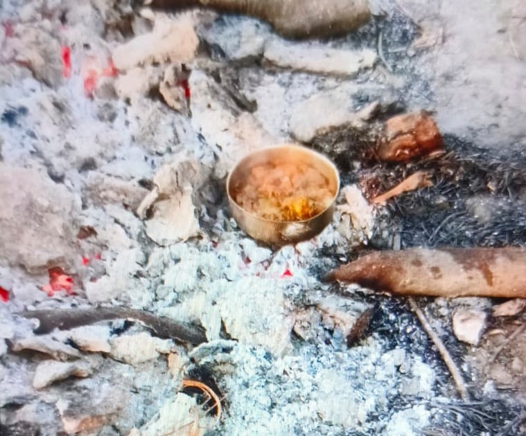 पुवायां थाने की हवालात में हाथ जोड़कर माफी मांगने चिता पर मीट पकाने के तीनों आरोपी। स्रोत : पुल पुवायां थाने की हवालात में हाथ जोड़कर माफी मांगने चिता पर मीट पकाने के तीनों आरोपी। स्रोत : पुल