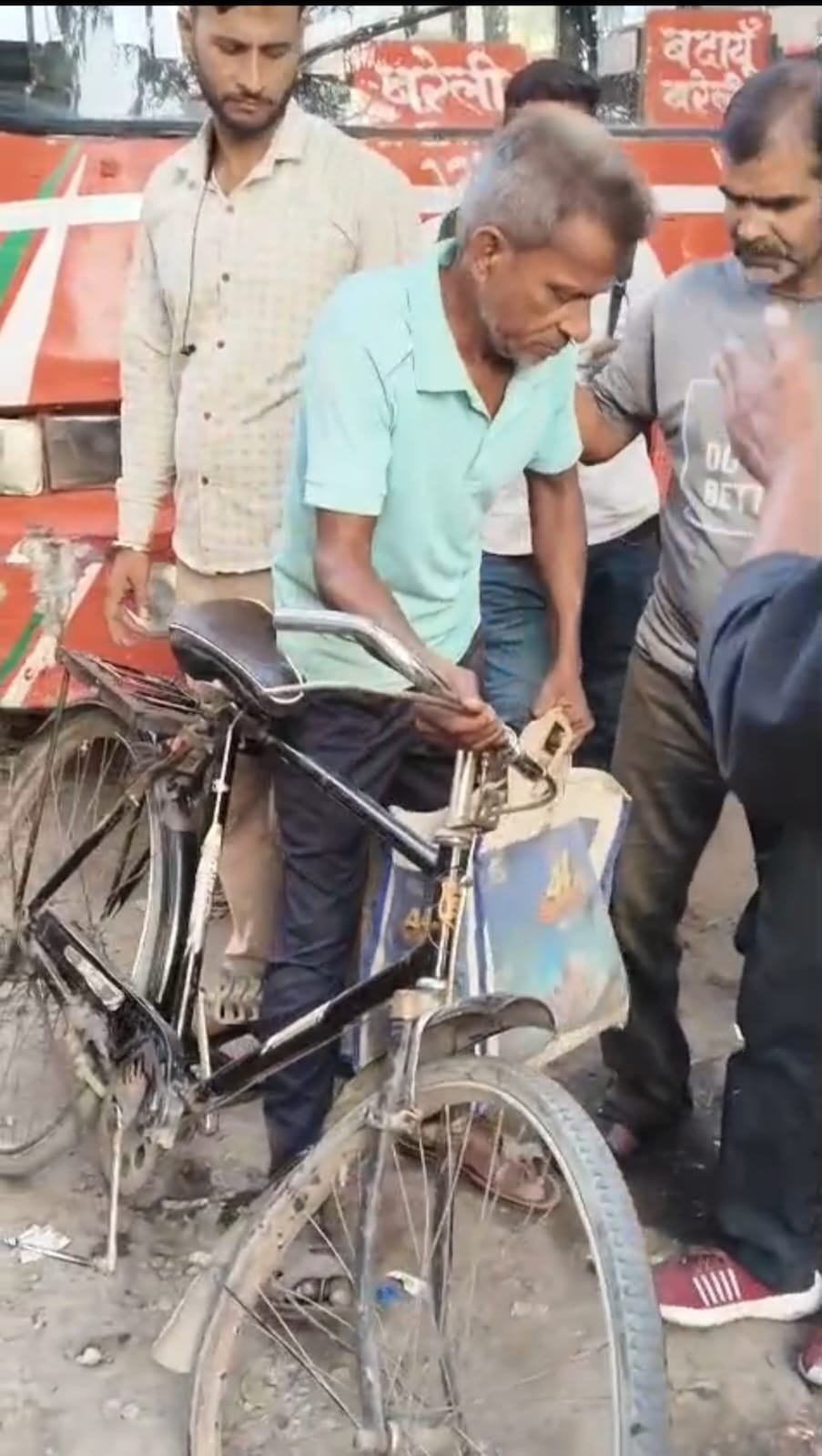 रोडवेज बस अड्डे पर दो बसों के बीच फंसा साइकिल सवार प्रमोद। संवाद