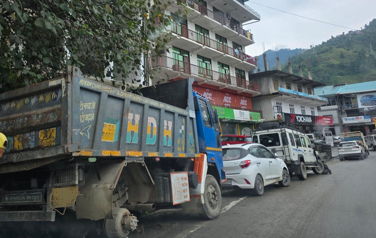 रोहडू बस स्टेंड के साथ सड़क के दौनो ओर खड़े वाहन। संवाद रोहडू बस स्टेंड के साथ सड़क के दौनो ओर खड़े वाहन। संवाद