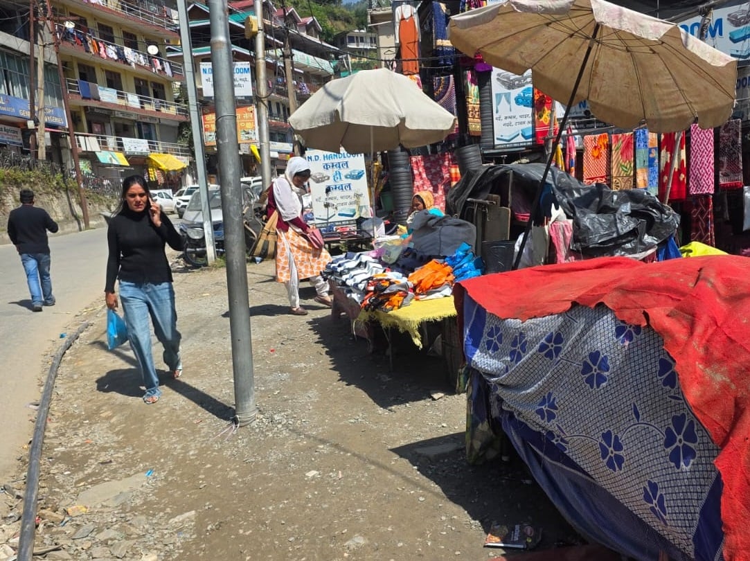 रोहडू बस स्टेंड के साथ सड़क के दौनो ओर खड़े वाहन। संवाद रोहडू बस स्टेंड के साथ सड़क के दौनो ओर खड़े वाहन। संवाद