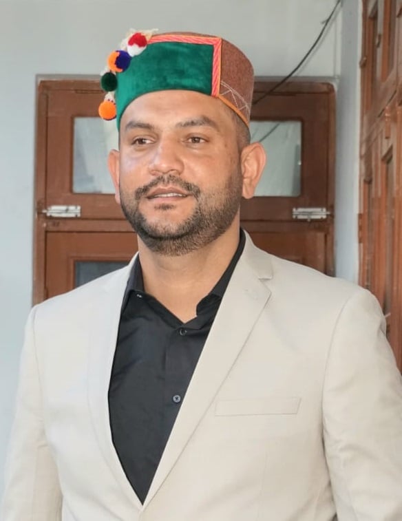 रोहडू बस स्टेंड के साथ सड़क के दौनो ओर खड़े वाहन। संवाद रोहडू बस स्टेंड के साथ सड़क के दौनो ओर खड़े वाहन। संवाद