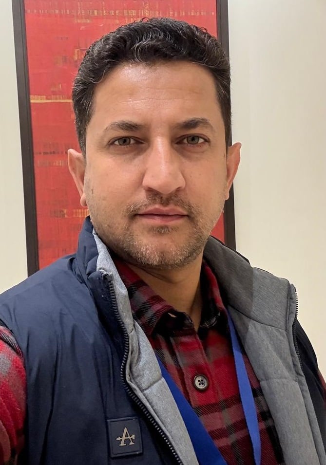 रोहडू बस स्टेंड के साथ सड़क के दौनो ओर खड़े वाहन। संवाद रोहडू बस स्टेंड के साथ सड़क के दौनो ओर खड़े वाहन। संवाद