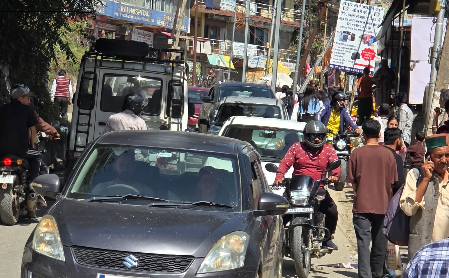 रोहडू बस स्टेंड के साथ सड़क के दौनो ओर खड़े वाहन। संवाद रोहडू बस स्टेंड के साथ सड़क के दौनो ओर खड़े वाहन। संवाद