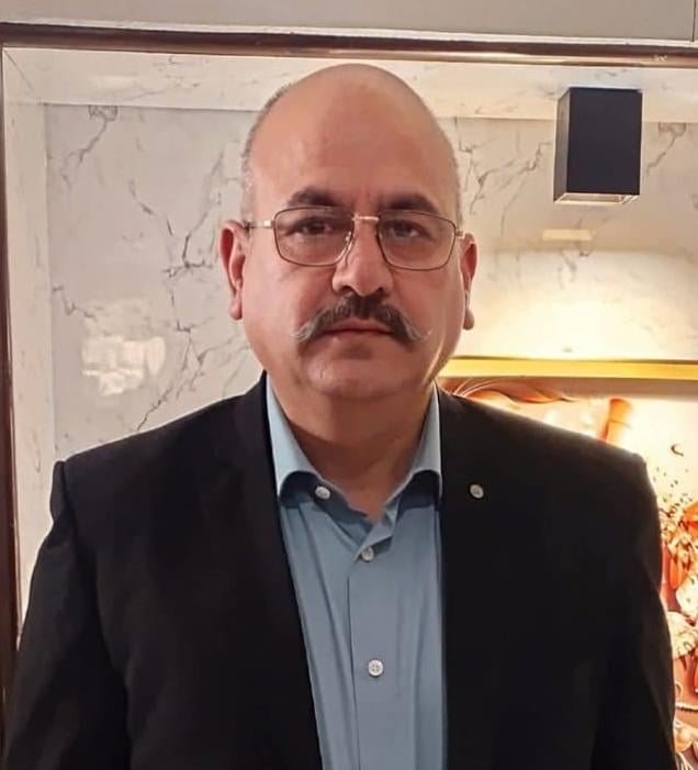 रोहडू बस स्टेंड के साथ सड़क के दौनो ओर खड़े वाहन। संवाद रोहडू बस स्टेंड के साथ सड़क के दौनो ओर खड़े वाहन। संवाद