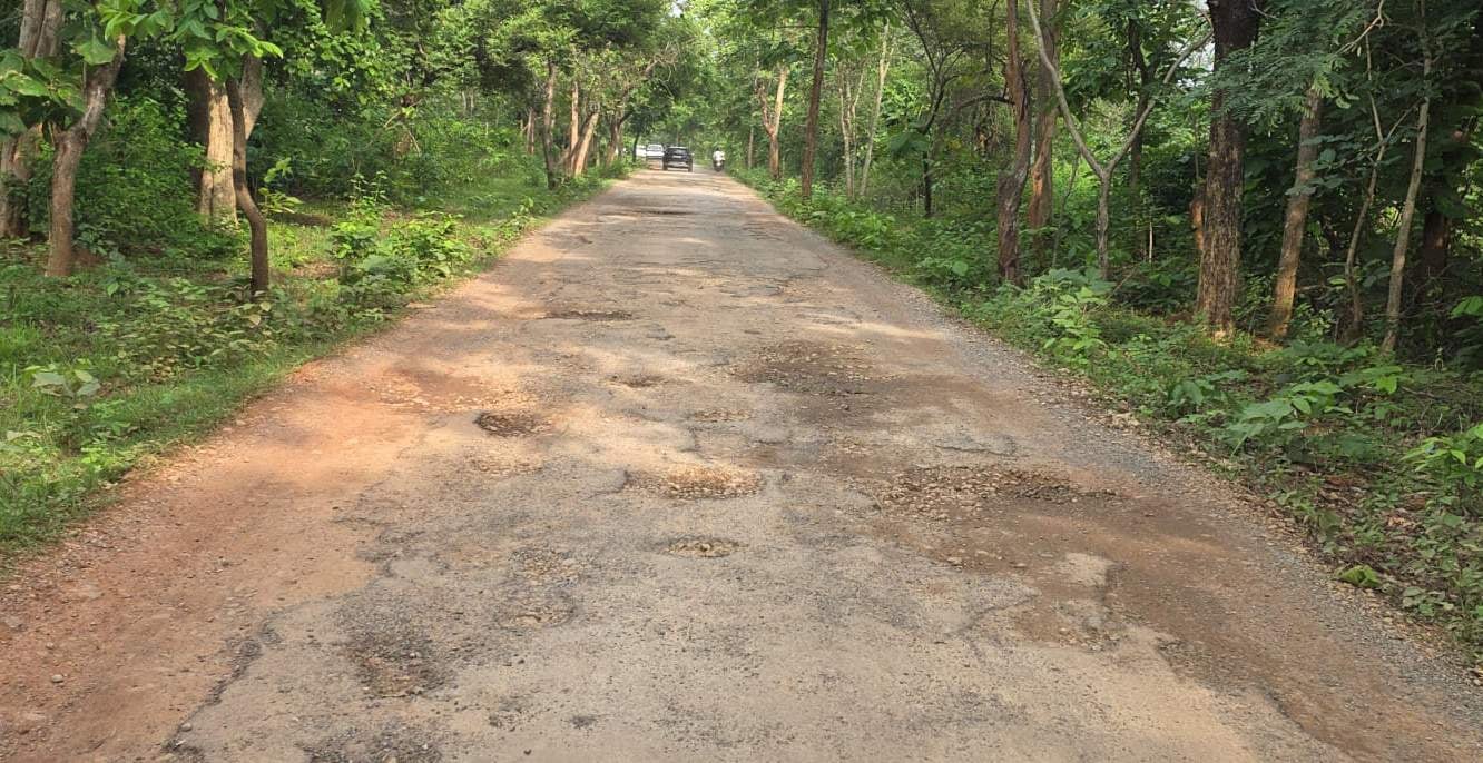 राजदरी जलप्रपात पर लगाई गई लोहे की रेलिंग टूटकर गिरी। संवाद