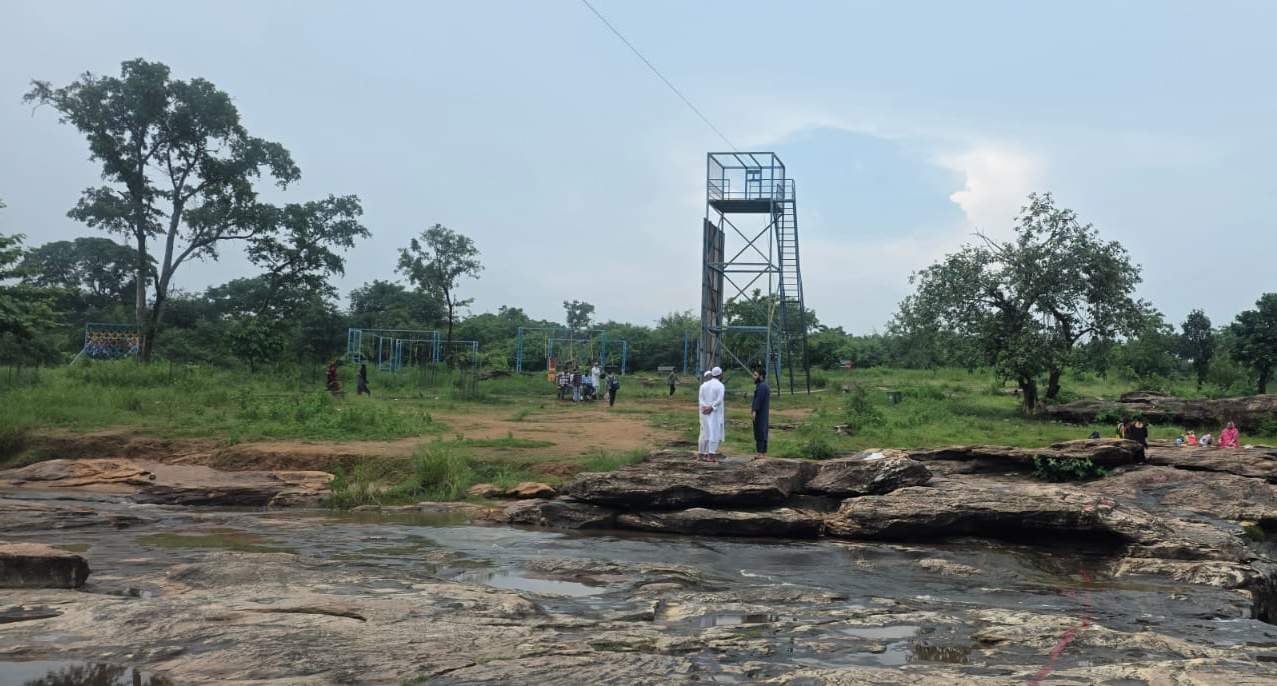 राजदरी जलप्रपात पर लगाई गई लोहे की रेलिंग टूटकर गिरी। संवाद