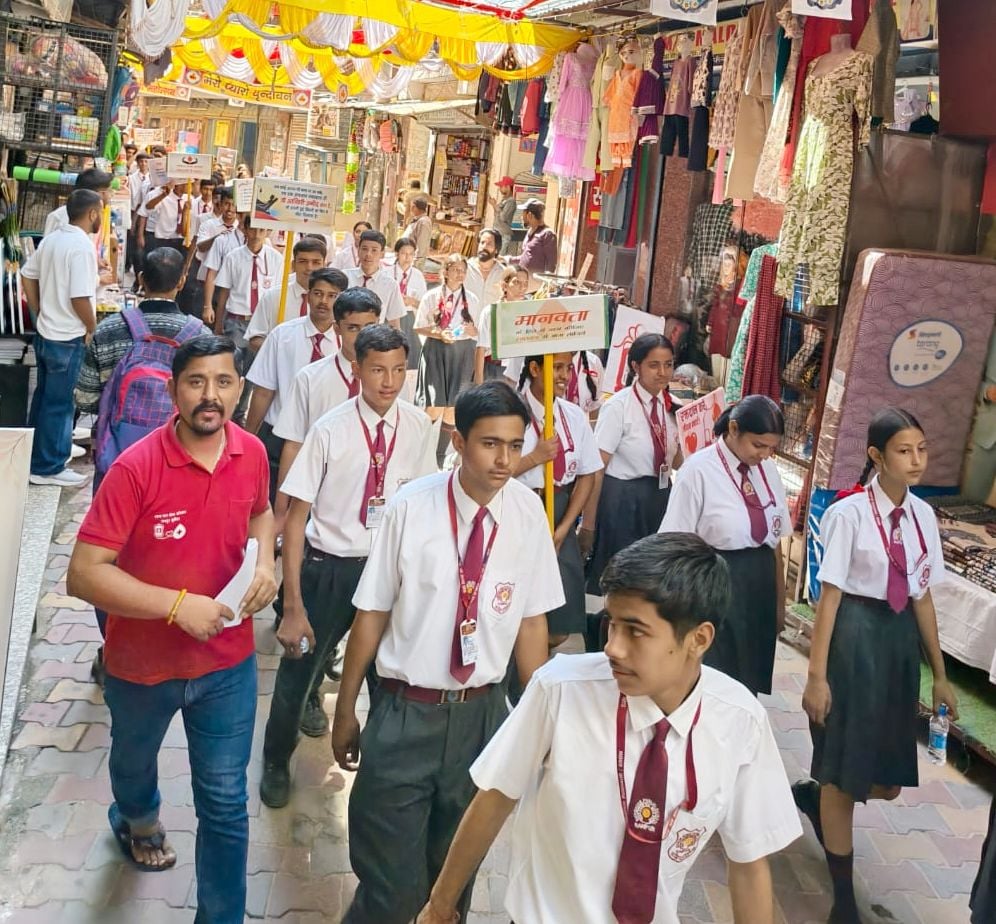 रक्तदान सेवा सोसायटी और सनशाइन स्कूल के बच्चे रामपुर बाजार में जागरूकता रैली निकालते हुए। स्रोत रक्तदान सेवा सोसायटी और सनशाइन स्कूल के बच्चे रामपुर बाजार में जागरूकता रैली निकालते हुए। स्रोत