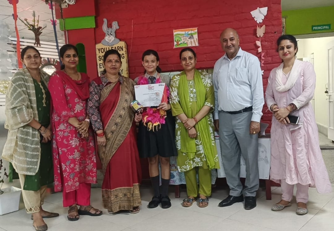राष्ट्रीय स्तर प्रतियोगिता में बेहतर प्रदर्शन करने के बाद स्कूल में सिया का स्वागत करते हुए प्र राष्ट्रीय स्तर प्रतियोगिता में बेहतर प्रदर्शन करने के बाद स्कूल में सिया का स्वागत करते हुए प्र
