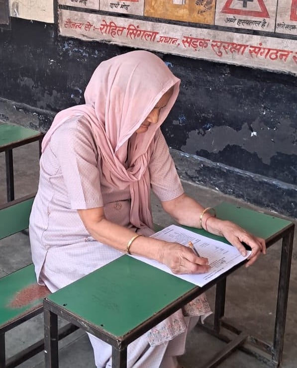 साक्षरता परीक्षा में भाग लेते शिक्षार्थी। नोडल अधिकारी साक्षरता परीक्षा में भाग लेते शिक्षार्थी। नोडल अधिकारी