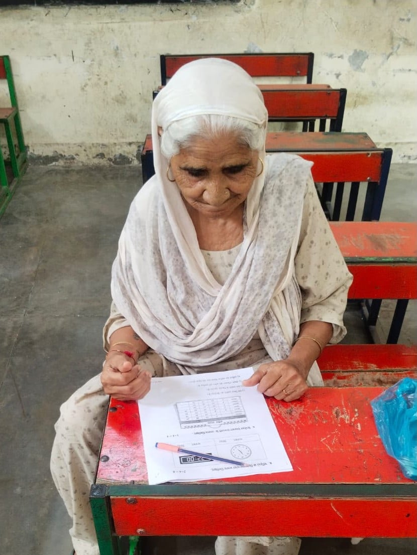 साक्षरता परीक्षा में भाग लेते शिक्षार्थी। नोडल अधिकारी साक्षरता परीक्षा में भाग लेते शिक्षार्थी। नोडल अधिकारी