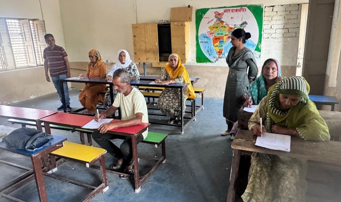साक्षरता परीक्षा में भाग लेते शिक्षार्थी। नोडल अधिकारी साक्षरता परीक्षा में भाग लेते शिक्षार्थी। नोडल अधिकारी