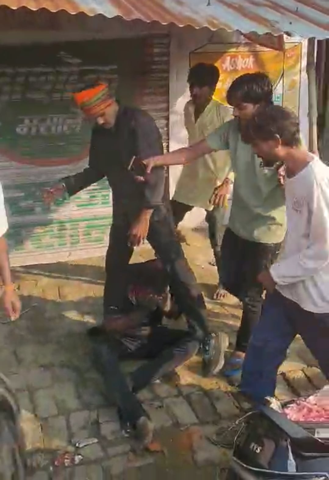 स्कूटी में रखा मांस स्कूटी में रखा मांस