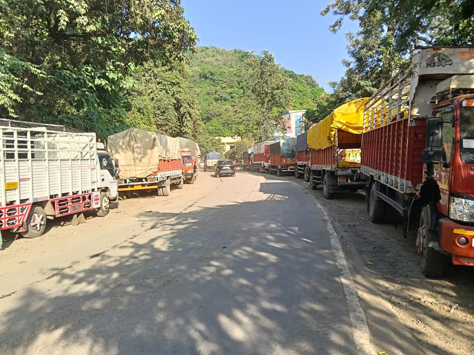 सोलन शहर के चंबाघाट रोड पर बने नामी स्कूल के पास अवैध पार्किंग के कारण सुबह 8:15 बजे लगा जाम। स सोलन शहर के चंबाघाट रोड पर बने नामी स्कूल के पास अवैध पार्किंग के कारण सुबह 8:15 बजे लगा जाम। स